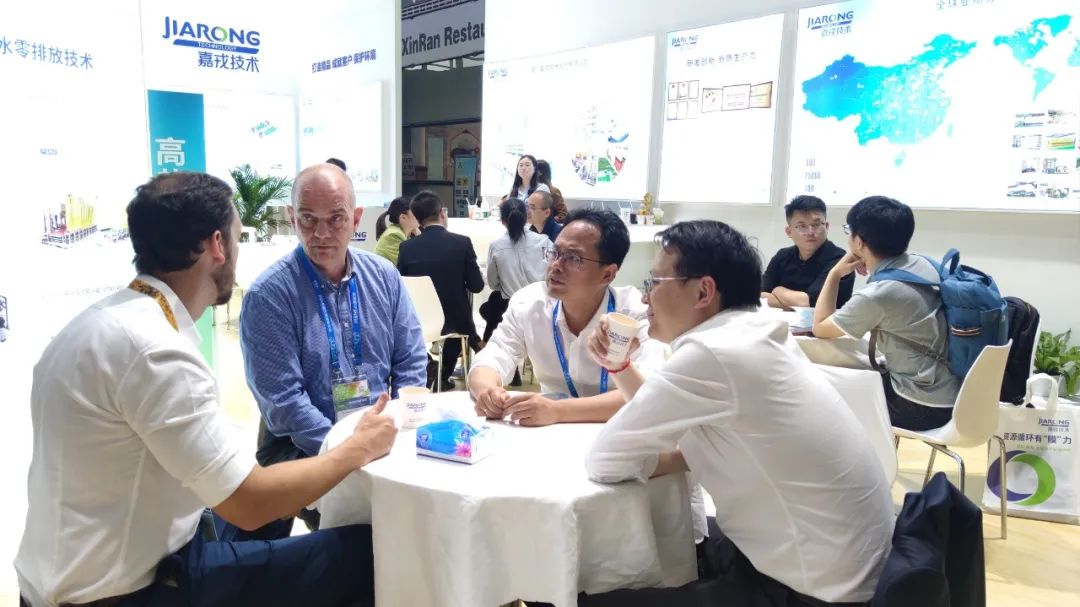 乐竞体育董事长董正军与客户交谈