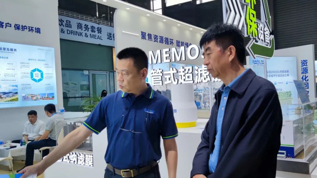 乐竞体育总经理蒋林煜与客户交谈