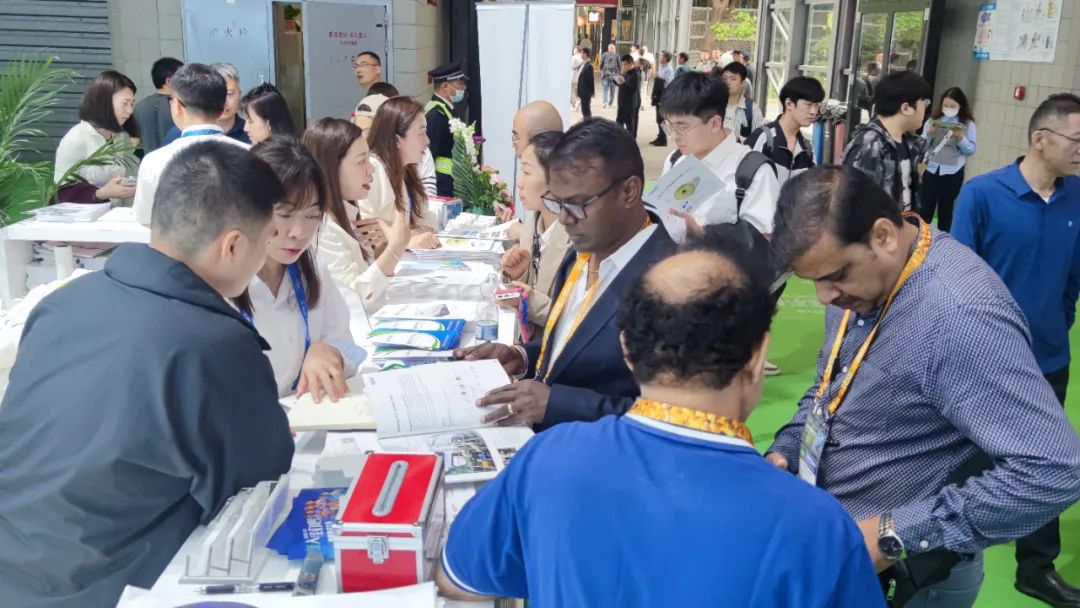 东南亚客户光临乐竞体育展台咨询污水处理